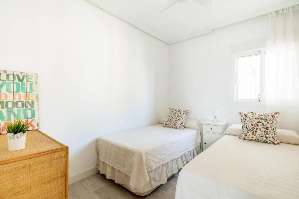 Apartamento Amplio Con 4 Habitaciones Y 2 Banos - Great Apartment With 4 Rooms - 2 Baths Sevilha Exterior foto