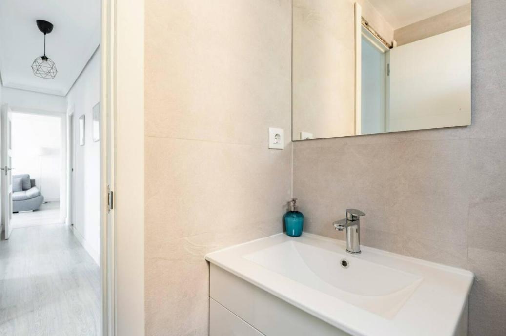 Apartamento Amplio Con 4 Habitaciones Y 2 Banos - Great Apartment With 4 Rooms - 2 Baths Sevilha Exterior foto